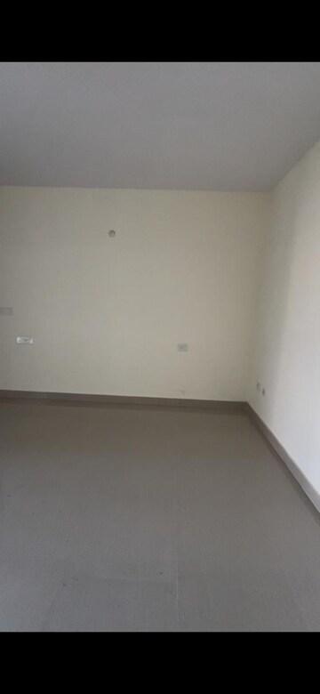 Room in 3.5 BHK Apartment at Jankipuram Extension – for Rent
