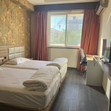 Bedroom in  Pg at Sector 10a – for Rent