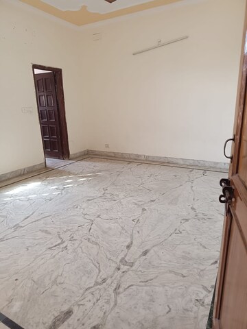Room in 3.5 BHK Independent House at Sector 19 – for Rent