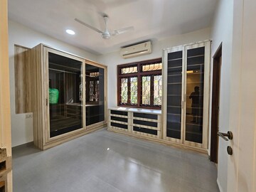 Room in 2 BHK Apartment at Bandra West – for Rent