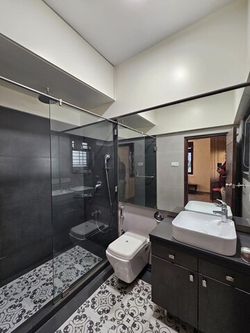 Team Area in 2 BHK Apartment at Bandra West – for Rent