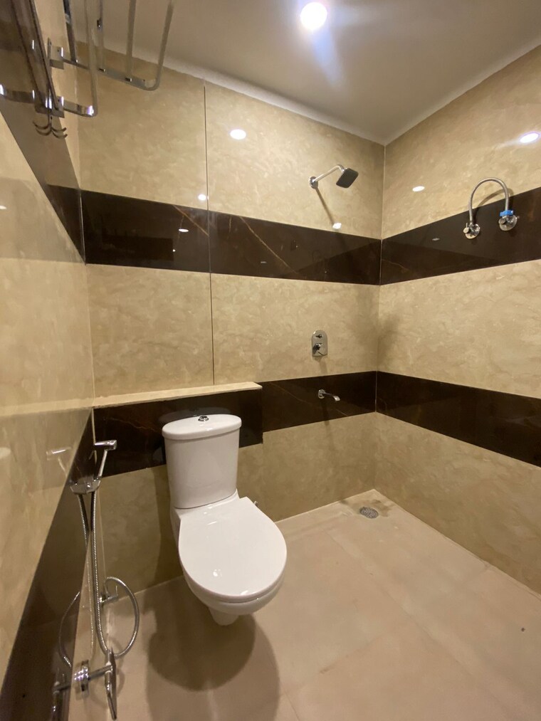 Bathroom, vipul-belmonte 5 Bedroom 4000 Sq.Ft. Apartment In Sector 53 Gurgaon 8342468