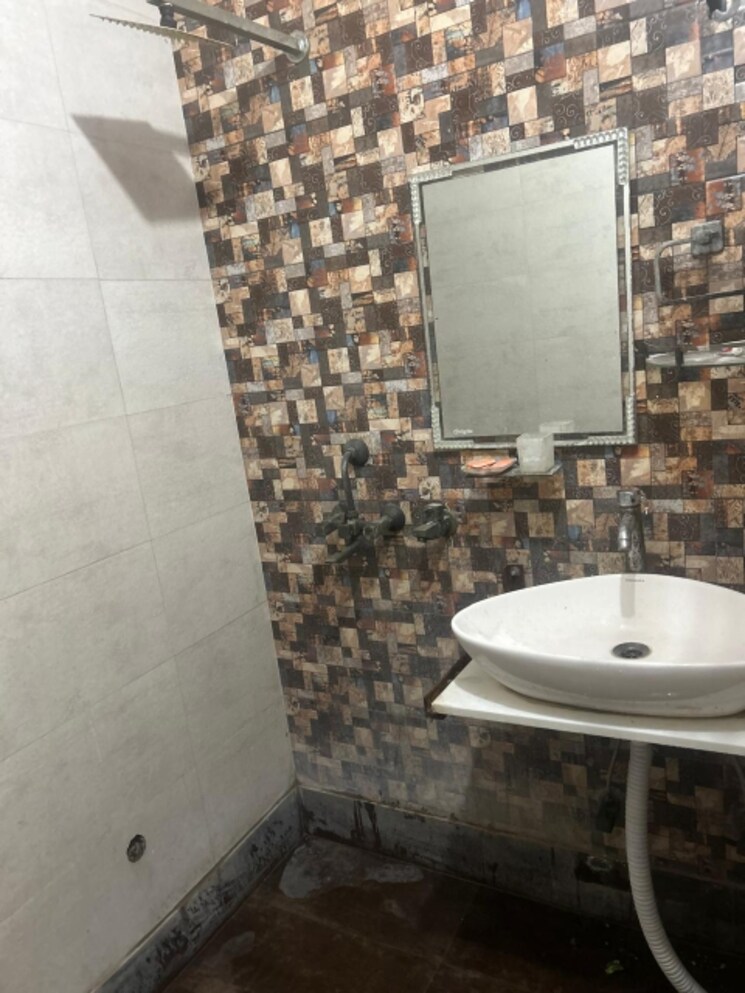 Bathroom, new ashok nagar 3 Bedroom 1100 Sq.Ft. Builder Floor In New Ashok Nagar Delhi 8342604