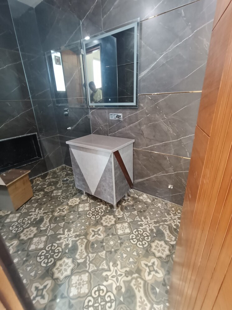 Bathroom, sector 28 3 Bedroom 250 Sq.Yd. Builder Floor In Sector 28 Faridabad 8342784