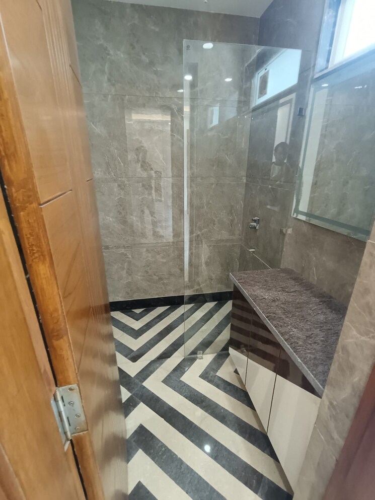 Bathroom, sector 28 3 Bedroom 250 Sq.Yd. Builder Floor In Sector 28 Faridabad 8342784