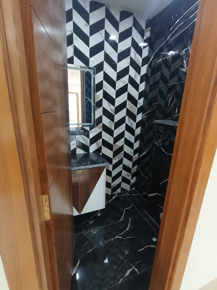 Bathroom, sector 28 3 Bedroom 250 Sq.Yd. Builder Floor In Sector 28 Faridabad 8342784