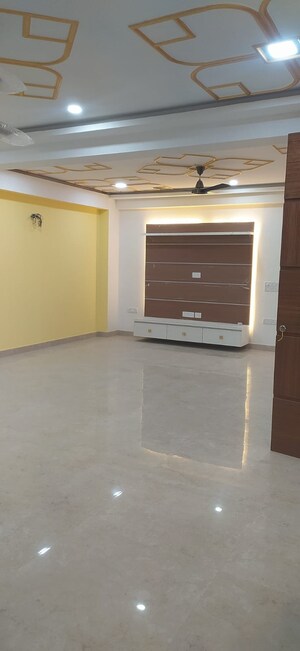 Room in 3 BHK Builder Floor at Parklands, Sector 85 – for Sale