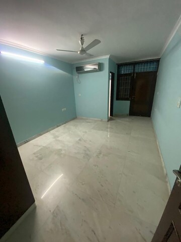 Room in 4 BHK Builder Floor at Vasant Kunj – for Rent