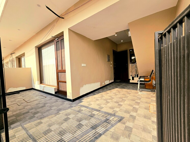 Room, peer mucchalla 4 Bedroom 125 Sq.Yd. Independent House In Peer Mucchalla Zirakpur 8343350