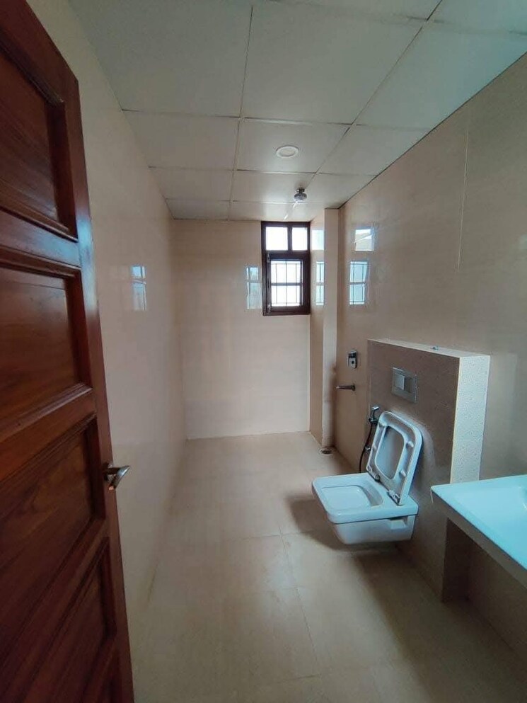 Bathroom, sobha-international-city-presidential-villa 4 Bedroom 270 Sq.Yd. Villa In Sector 109 Gurgaon 8343698