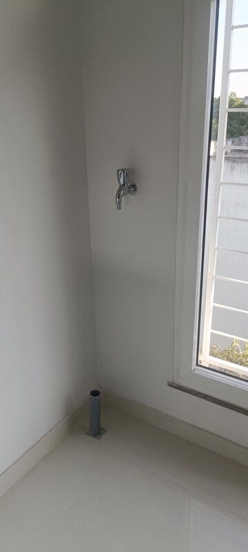 Room in 3 BHK Apartment at Shri Senapati Bapat CHS, Senapati Bapat Road – for Rent