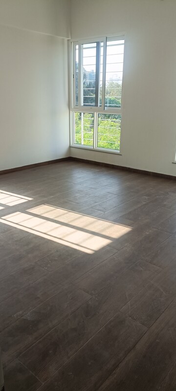Room in 3 BHK Apartment at Shri Senapati Bapat CHS, Senapati Bapat Road – for Rent