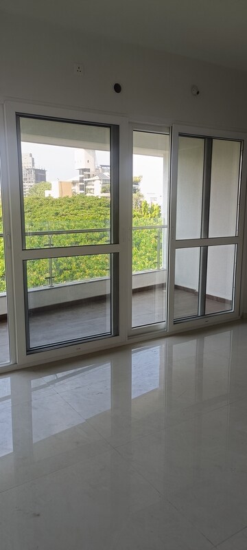 Room in 3 BHK Apartment at Shri Senapati Bapat CHS, Senapati Bapat Road – for Rent