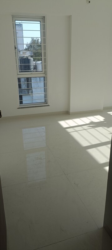 Room in 3 BHK Apartment at Shri Senapati Bapat CHS, Senapati Bapat Road – for Rent