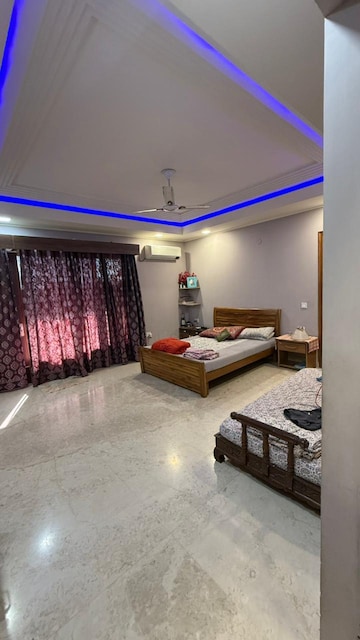 Room in 4 BHK Builder Floor at Sector 43 – for Sale
