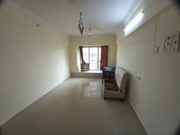 Room in 2.5 BHK Apartment at Garden Tower, Kandivali East – for Rent