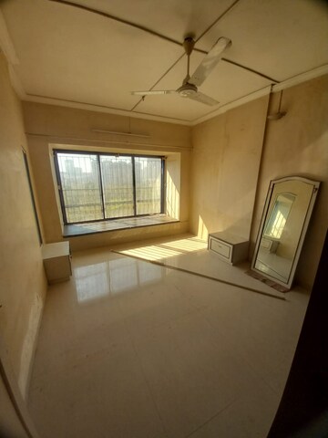Room in 2.5 BHK Apartment at Lokhandwala Vinay Tower, Kandivali East – for Rent