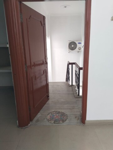 Room in 2 BHK Apartment at Gomti Nagar – for Rent