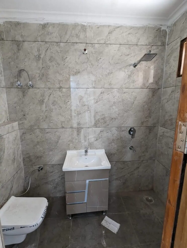 Bathroom, sector 43 3 Bedroom 2000 Sq.Ft. Builder Floor In Sector 43 Faridabad 8344611