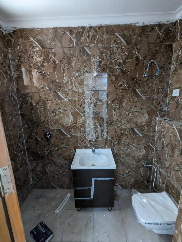 Bathroom, sector 43 3 Bedroom 2000 Sq.Ft. Builder Floor In Sector 43 Faridabad 8344611