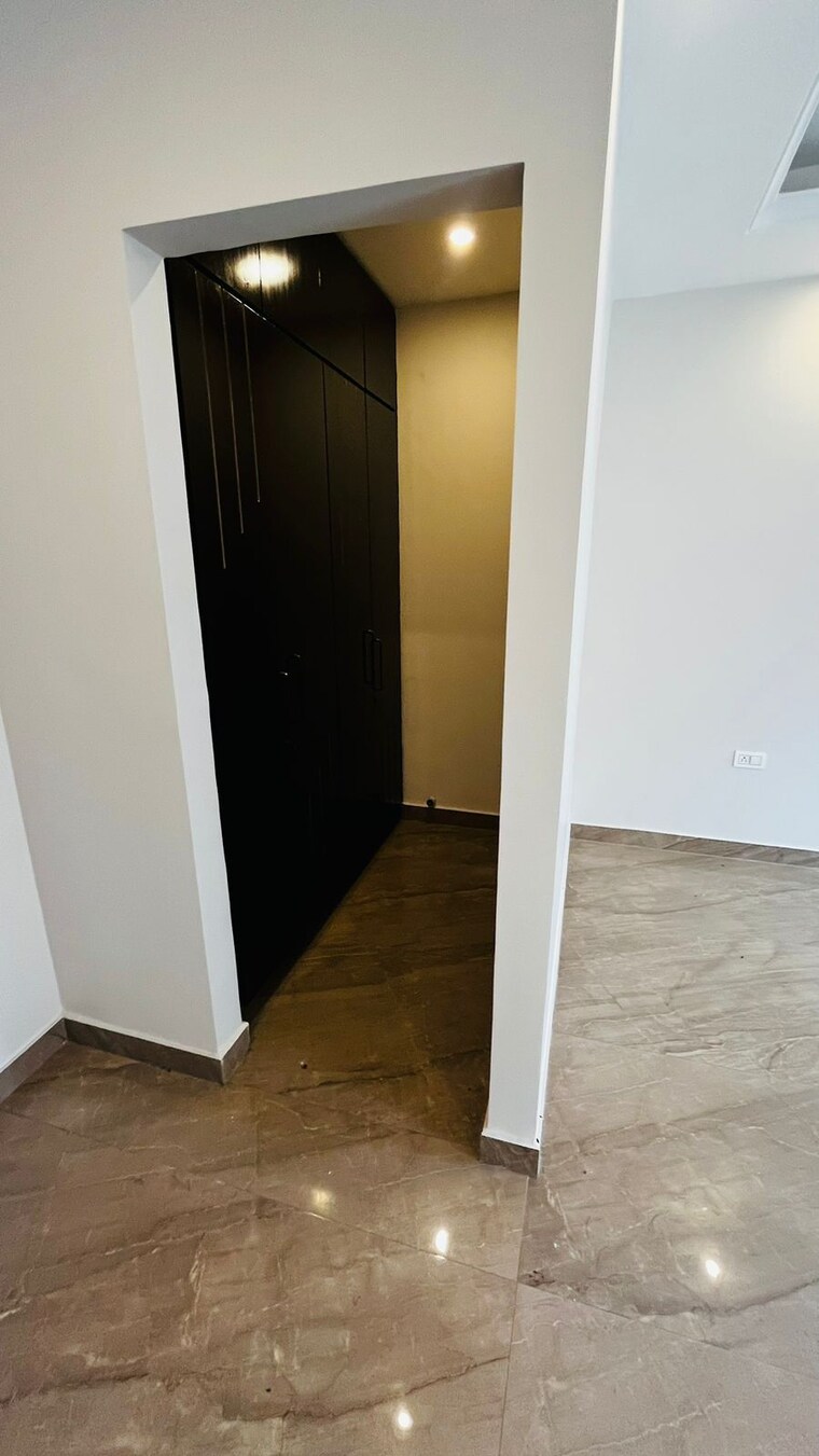 Room, sector 43 4 Bedroom 240 Sq.Yd. Builder Floor In Sector 43 Faridabad 8344627