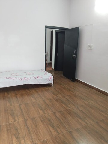 Room in 3 BHK Apartment at Gomti Nagar – for Rent