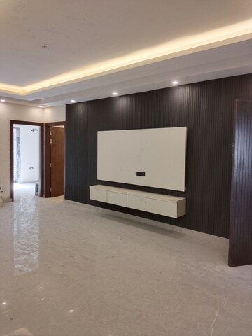 Living Room in 4 BHK Builder Floor at Sector 43 – for Sale