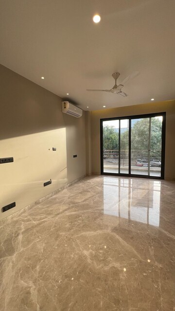 Room in 4 BHK Builder Floor at Ansal Sushant Lok I, Sector 43 – for Rent
