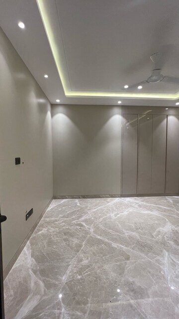 Room in 4 BHK Builder Floor at Ansal Sushant Lok I, Sector 43 – for Rent