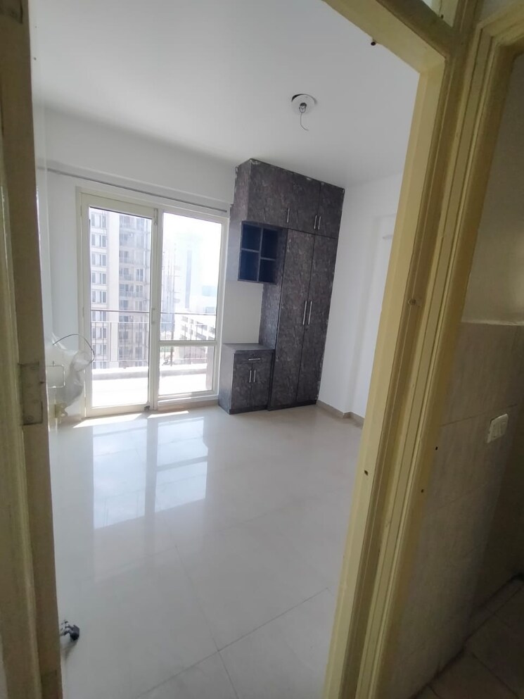Room, rof-aalayas 1 Bedroom 402 Sq.Ft. Apartment In Sector 102 Gurgaon 8346430