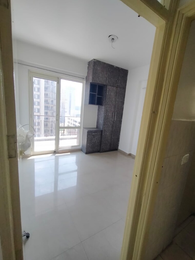 Room, rof-aalayas 1 Bedroom 402 Sq.Ft. Apartment In Sector 102 Gurgaon 8346430