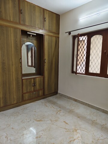Room in 3 BHK Builder Floor at Halasuru – for Rent