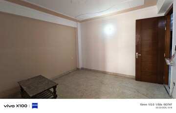 Room in 3 BHK Apartment at Shaheen Bagh – for Sale