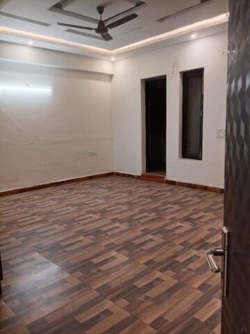 Room in 3 BHK Builder Floor at Sector 52 – for Rent