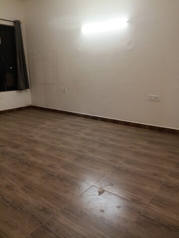 Room in 3 BHK Builder Floor at Sector 52 – for Rent