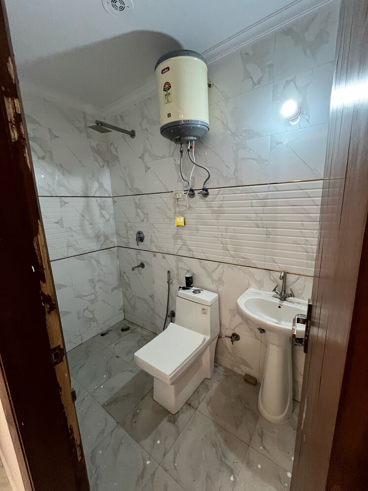 Bathroom, chattarpur 3 Bedroom 1250 Sq.Yd. Builder Floor In Chattarpur Delhi 8346774