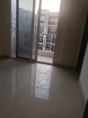 Room in 2 BHK Apartment at Signature Orchard Avenue 2, Sector 93 – for Rent
