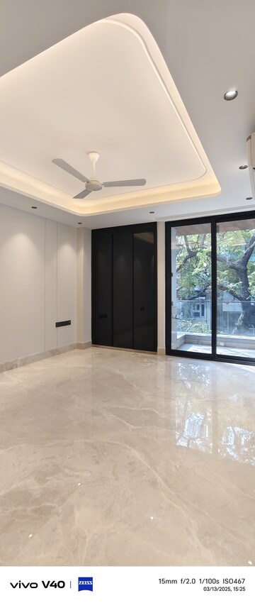 Room in 3 BHK Builder Floor at Defence Colony – for Rent