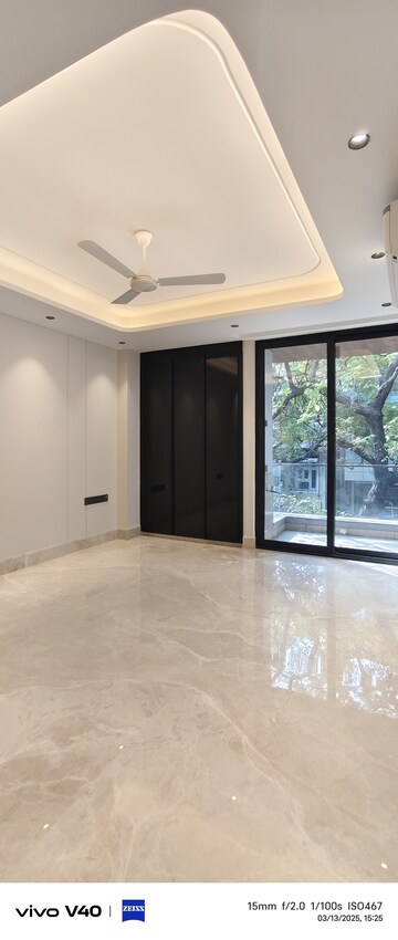 Room in 3 BHK Builder Floor at Defence Colony – for Rent