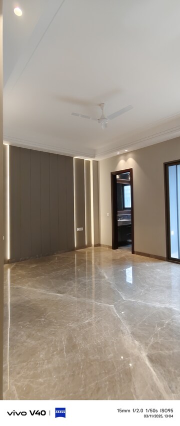 Room in 3 BHK Builder Floor at Green Park Extension – for Rent
