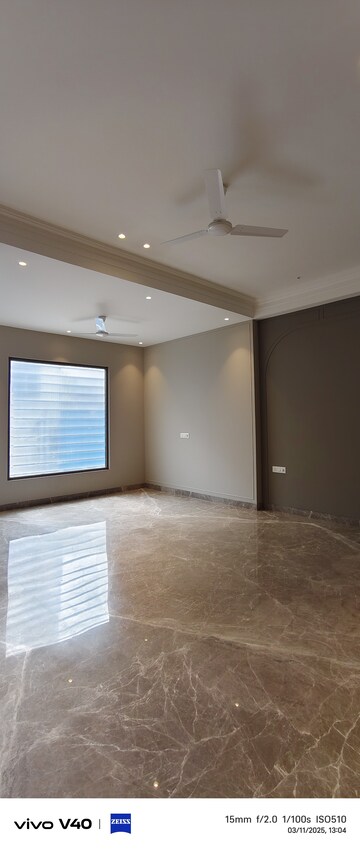 Room in 3 BHK Builder Floor at Green Park Extension – for Rent