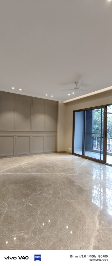 Room in 3 BHK Builder Floor at Green Park Extension – for Rent