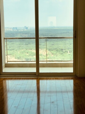 Room in 4 BHK Apartment at DLF The Crest, Sector 54 – for Rent