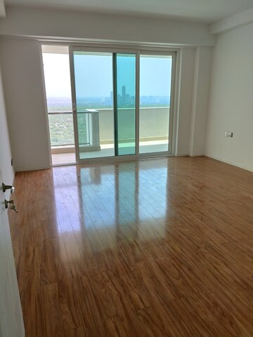 Room in 4 BHK Apartment at DLF The Crest, Sector 54 – for Rent