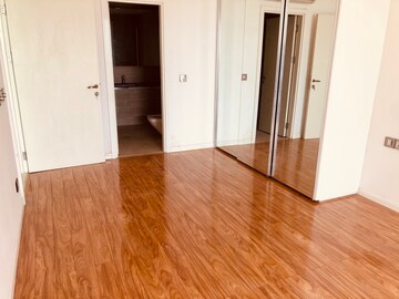 Room in 4 BHK Apartment at DLF The Crest, Sector 54 – for Rent