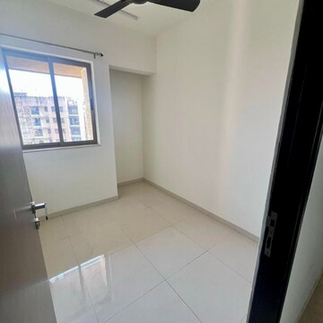 Room in 2.5 BHK Apartment at Lodha Splendora, Bhayandarpada – for Rent