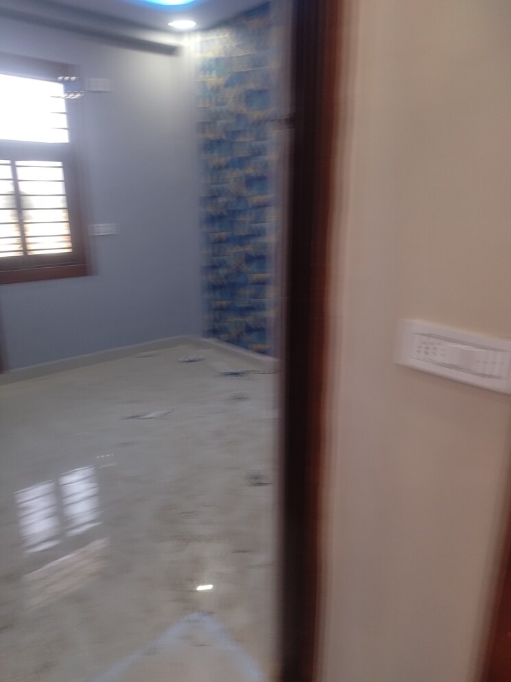Room, balaji-enclaves 3 Bedroom 100 Sq.Yd. Apartment In Govindpuram Ghaziabad 8347911