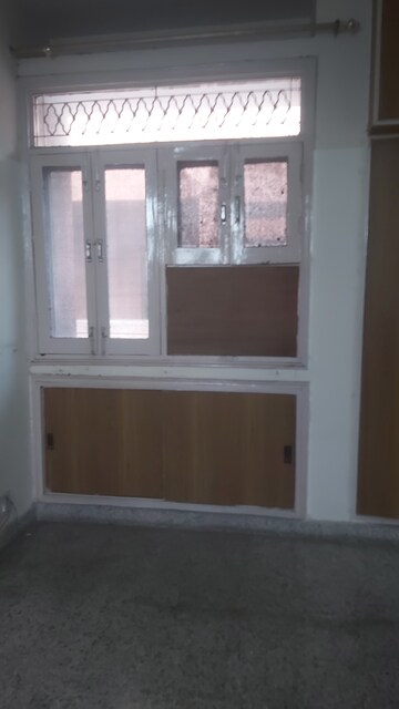 Furnished Amenities in 2.5 BHK Apartment at Vasundhara Enclave – for Rent