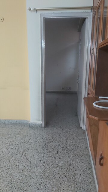 Furnished Amenities in 2.5 BHK Apartment at Vasundhara Enclave – for Rent