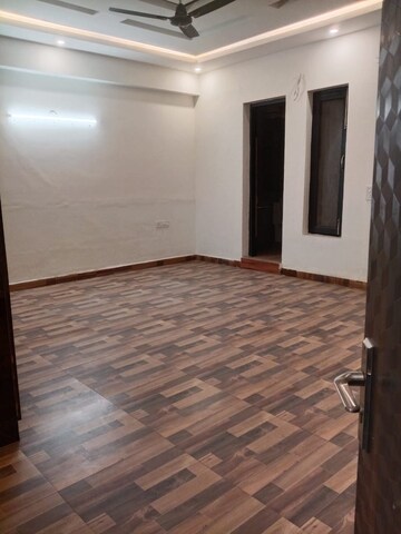 Room in 3 BHK Builder Floor at Sushant Lok 3, Sector 57 – for Rent